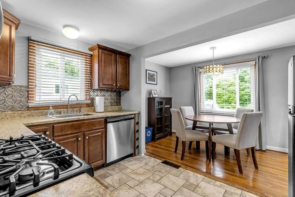 Gorgeous 2 Queen Bedroom Apartment In North Buffalo With 70 Inch Tv Kültér fotó
